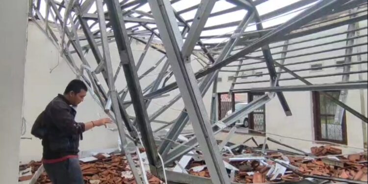 Diguyur hujan deras, enam bangunan Gedung Dinas Tenaga Kerja Kota Cirebon ambruk