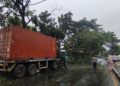 Pohon tumbang timpa kontainer, Pantura macet parah