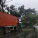 Pohon tumbang timpa kontainer, Pantura macet parah