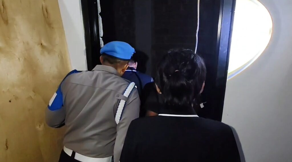 Razia Narkoba, Polisi Sita Ratusan Miras dari Gudang Karaoke (Foto : Darfan)