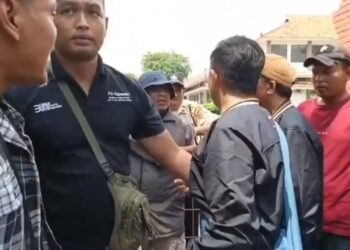 Aksi petani tebu berujung intimidasi, jurnalis dilarang meliput oleh oknum anggota TNI di Cirebon