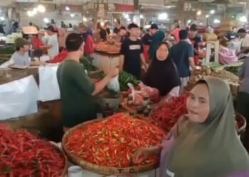 Pasokan aman, harga cabai anjlok di pasar tradisional Cirebon