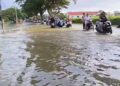 Sungai meluap, jalan provinsi Cirebon–Indramayu terendam banjir, pengendara motor mogok