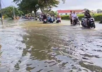 Sungai meluap, jalan provinsi Cirebon–Indramayu terendam banjir, pengendara motor mogok