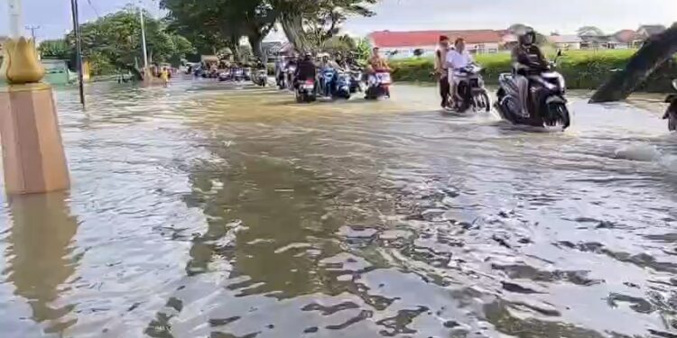 Sungai meluap, jalan provinsi Cirebon–Indramayu terendam banjir, pengendara motor mogok