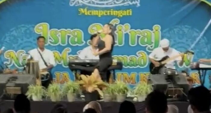 Viral! Biduan Joget di Panggung Isra Miraj Banyuwangi