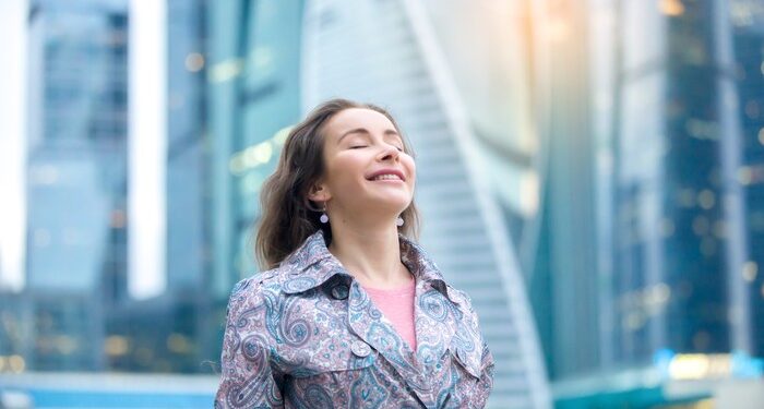 Studi ungkap perempuan single lebih bahagia dan jarang merasa kesepian