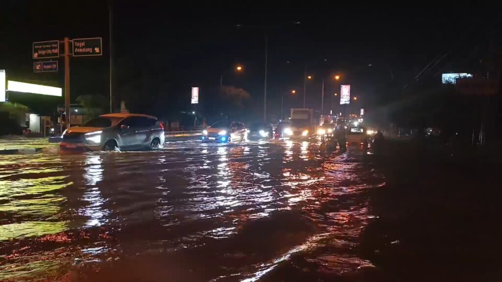 Pantura banjir, kendaraan menumpuk, puluhan mobil dan motor mogok
