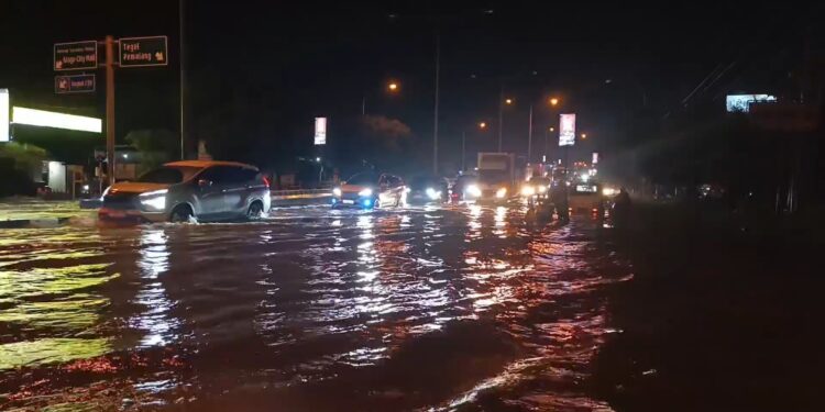 Pantura banjir, kendaraan menumpuk, puluhan mobil dan motor mogok