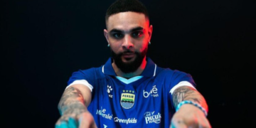 Resmi! Persib Datangkan Mantan Bek PSG Layvin Kurzawa