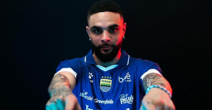 Resmi! Persib Datangkan Mantan Bek PSG Layvin Kurzawa