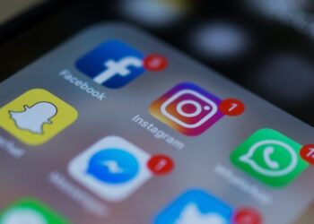 Dalam foto ilustrasi, tampak logo aplikasi media sosial di sebuah ponsel di New Delhi, India, 22 Maret 2018. (Foto: Chandan Khanna/AFP)