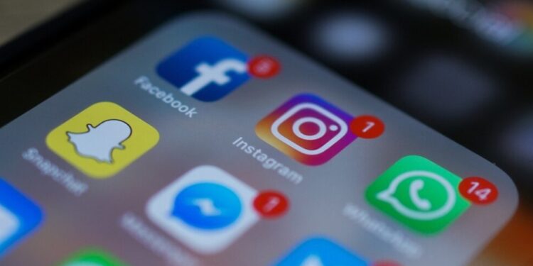 Dalam foto ilustrasi, tampak logo aplikasi media sosial di sebuah ponsel di New Delhi, India, 22 Maret 2018. (Foto: Chandan Khanna/AFP)