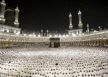 Umat Muslim melaksanakan salat subuh di sekitar Ka'bah di Masjidil Haram di kota suci Mekkah, Arab Saudi, pada awal Idul Fitri, yang menandai berakhirnya bulan puasa Ramadan