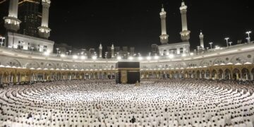 Umat Muslim melaksanakan salat subuh di sekitar Ka'bah di Masjidil Haram di kota suci Mekkah, Arab Saudi, pada awal Idul Fitri, yang menandai berakhirnya bulan puasa Ramadan