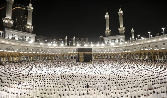 Umat Muslim melaksanakan salat subuh di sekitar Ka'bah di Masjidil Haram di kota suci Mekkah, Arab Saudi, pada awal Idul Fitri, yang menandai berakhirnya bulan puasa Ramadan