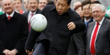 Presiden China Xi Jinping bermain sepak bola di Dublin, Irlandia