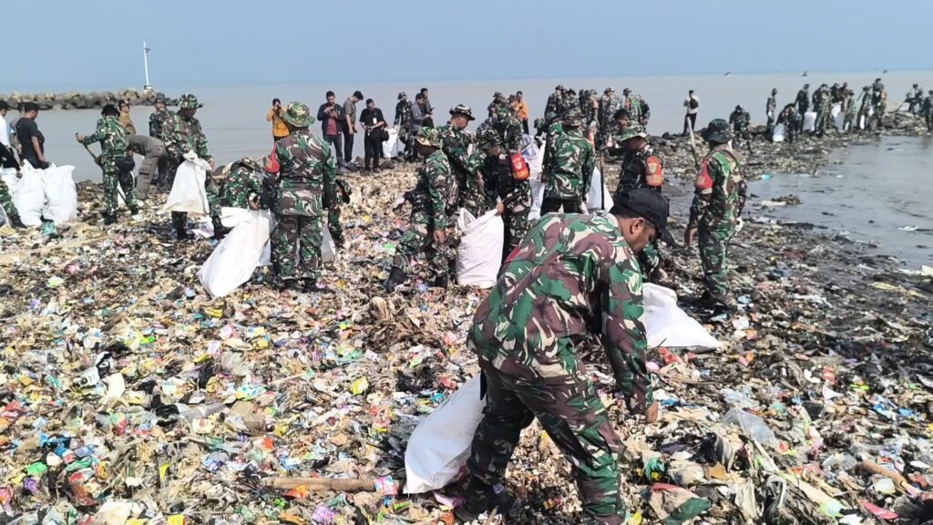 Tiga ratus personel gabungan beserta unsur anak sekolah melakukan aksi bersih-bersih Pantai Baro Gebang, Kecamatan Gebang