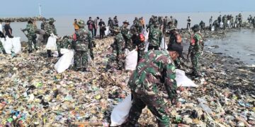 Tiga ratus personel gabungan beserta unsur anak sekolah melakukan aksi bersih-bersih Pantai Baro Gebang, Kecamatan Gebang