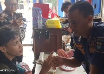 Seorang mahasiswa di sebuah universitas di Kota Cirebon, Jawa Barat, mendadak dilarikan ke Dinas Pemadam Kebakaran Kota Cirebon