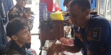 Seorang mahasiswa di sebuah universitas di Kota Cirebon, Jawa Barat, mendadak dilarikan ke Dinas Pemadam Kebakaran Kota Cirebon