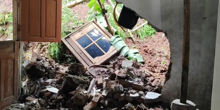 Hujan deras menyebabkan tebing setinggi sepuluh meter longsor dan menimpa rumah warga