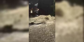 Sebuah pipa utama penyalur air bersih milik Perusahaan Daerah Air Minum (PDAM) Kota Cirebon, Jawa Barat, jebol pada Kamis pagi