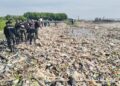 kegiatan bersih-bersih pantai Cirebon digelar Ketebalan sampah mencapai dua meter