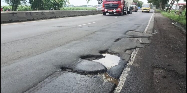 Cuaca ekstrem dengan curah hujan tinggi mengakibatkan infrastruktur di sepanjang Jalan Pantura mengalami kerusakan