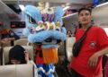 Dua barongsai beraksi di dalam kereta api, Stasiun Cirebon padat di hari terakhir libur Imlek