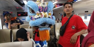 Dua barongsai beraksi di dalam kereta api, Stasiun Cirebon padat di hari terakhir libur Imlek