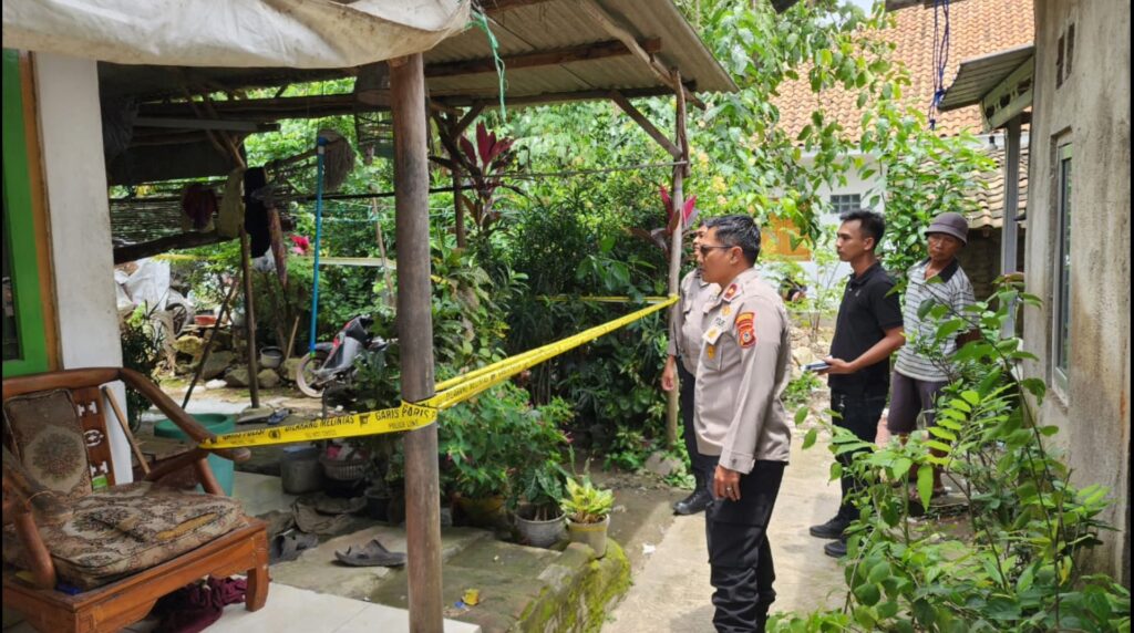 Kasus pembunuhan yang melibatkan saudara kandung ini terjadi di Desa Kedungbunder, Kecamatan Gempol, Kabupaten Cirebon