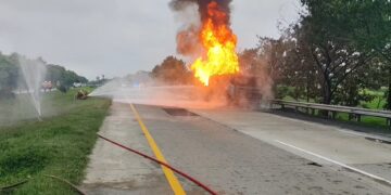 Sebuah truk tangki pengangkut tiner terbakar hebat di ruas Tol Cipali, tepatnya di Kilometer 185, Kecamatan Gempol, Kabupaten Cirebon