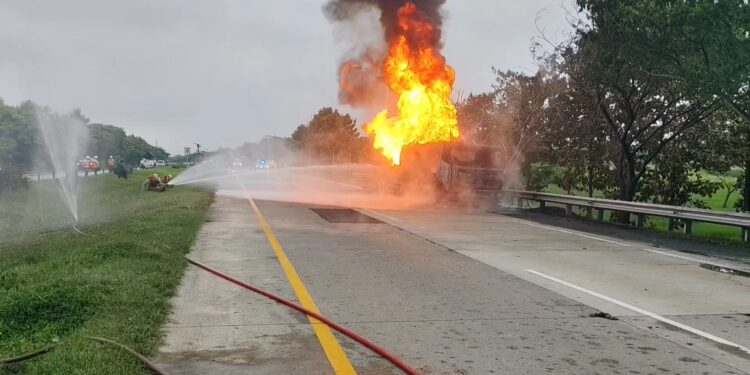 Sebuah truk tangki pengangkut tiner terbakar hebat di ruas Tol Cipali, tepatnya di Kilometer 185, Kecamatan Gempol, Kabupaten Cirebon