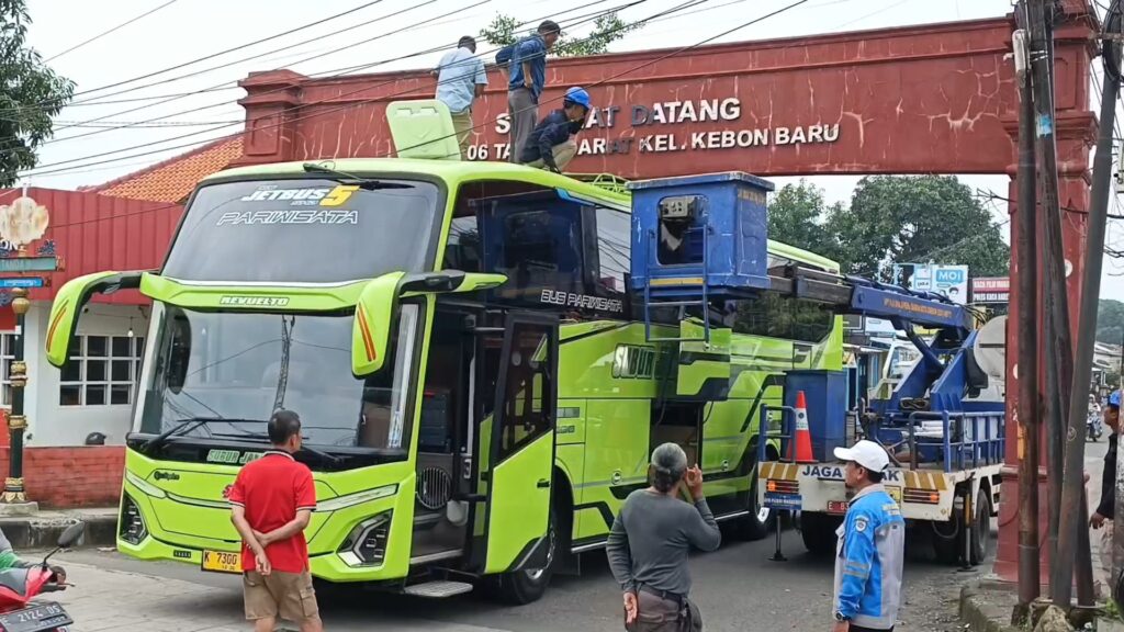 Bus Pariwisata Rombongan ASN Pati Tersangkut di Gapura Cirebon, Tembok Retak Nyaris Roboh (Foto : Darfan)