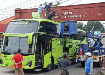 Bus Pariwisata Rombongan ASN Pati Tersangkut di Gapura Cirebon, Tembok Retak Nyaris Roboh (Foto : Darfan)