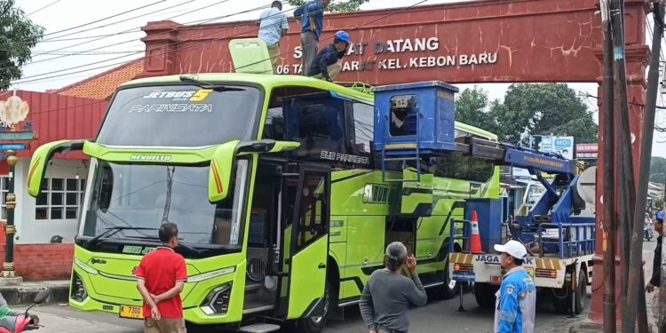 Bus Pariwisata Rombongan ASN Pati Tersangkut di Gapura Cirebon, Tembok Retak Nyaris Roboh (Foto : Darfan)