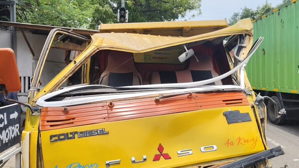 Adu bagong antar truk di Pantura diduga sopir mengantuk