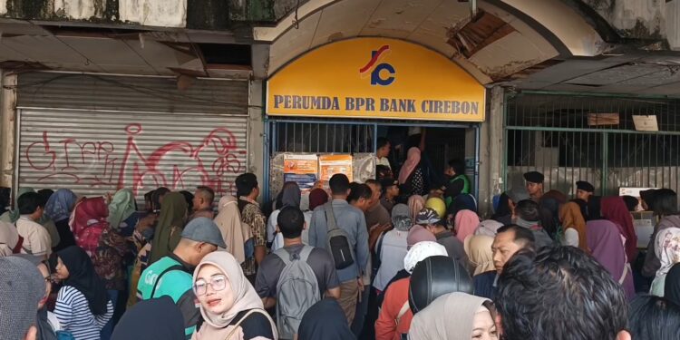 Izin Usaha Bank Cirebon Dicabut OJK, Ratusan Nasabah Panik Soal Tabungan Untuk Lebaran dan Anak Sekolah