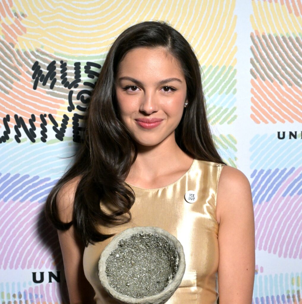 LOS ANGELES, CALIFORNIA - 31 Januari: Olivia Rodrigo berpose di belakang panggung selama acara Sir Lucian Grainge's 2026 Music Is Universal Artist Showcase di Nya Studios pada 31 Januari 2026 di Los Angeles, California.