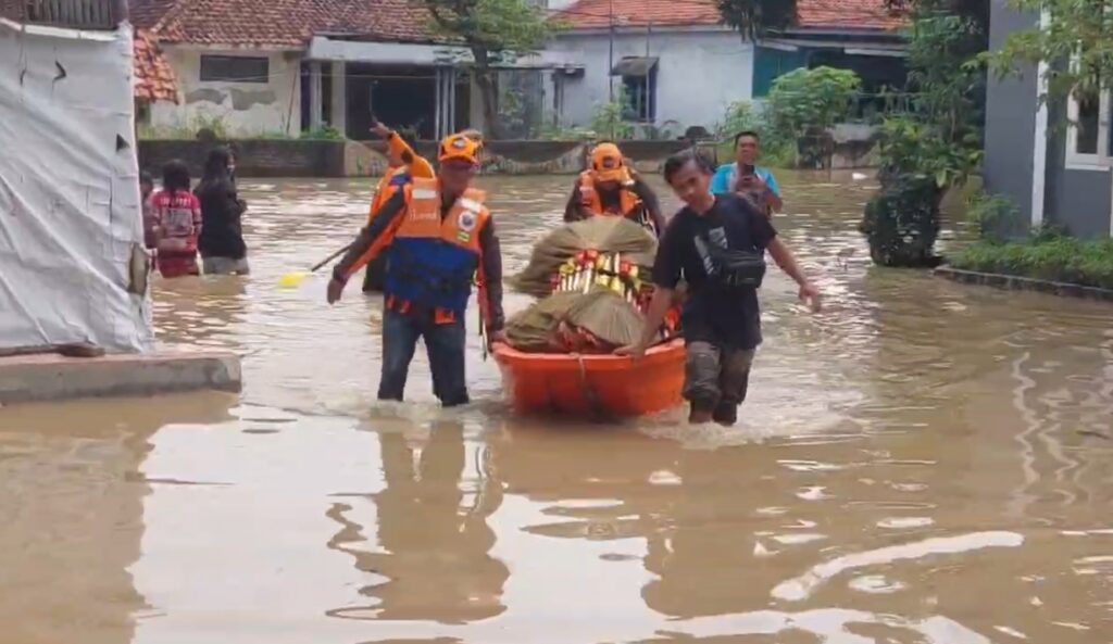 Sungai Cisanggarung Meluap, Empat Kecamatan Terendam Banjir (Foto : Darfan)