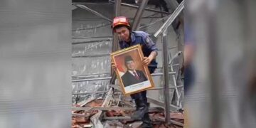 Amankan foto Prabowo di tengah reruntuhan, video aksi seorang petugas damkar viral dan diundang ke Istana Negara