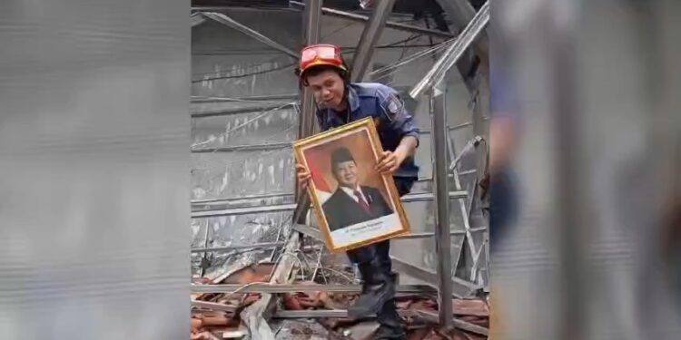 Amankan foto Prabowo di tengah reruntuhan, video aksi seorang petugas damkar viral dan diundang ke Istana Negara