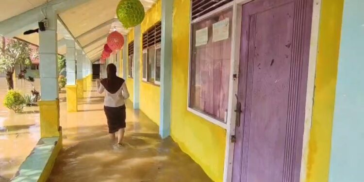 Sekolah kebanjiran, aktivitas kegiatan belajar mengajar lumpuh