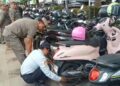Puluhan sepeda motor yang kedapatan parkir liar di trotoar dirantai petugas gabungan