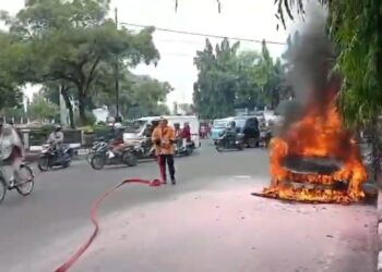 Korsleting lampu variasi, mobil hangus terbakar di Bundaran Krucuk, Kota Cirebon