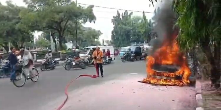Korsleting lampu variasi, mobil hangus terbakar di Bundaran Krucuk, Kota Cirebon