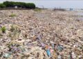 Volume sampah di pesisir pantai Kota Cirebon. semakin hari semakin menumpuk