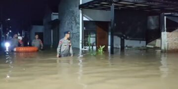 Ratusan rumah di dua desa di Kabupaten Cirebon, Jawa Barat, kembali terendam banjir pada Kamis malam