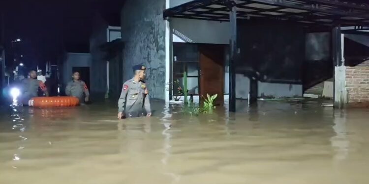 Ratusan rumah di dua desa di Kabupaten Cirebon, Jawa Barat, kembali terendam banjir pada Kamis malam